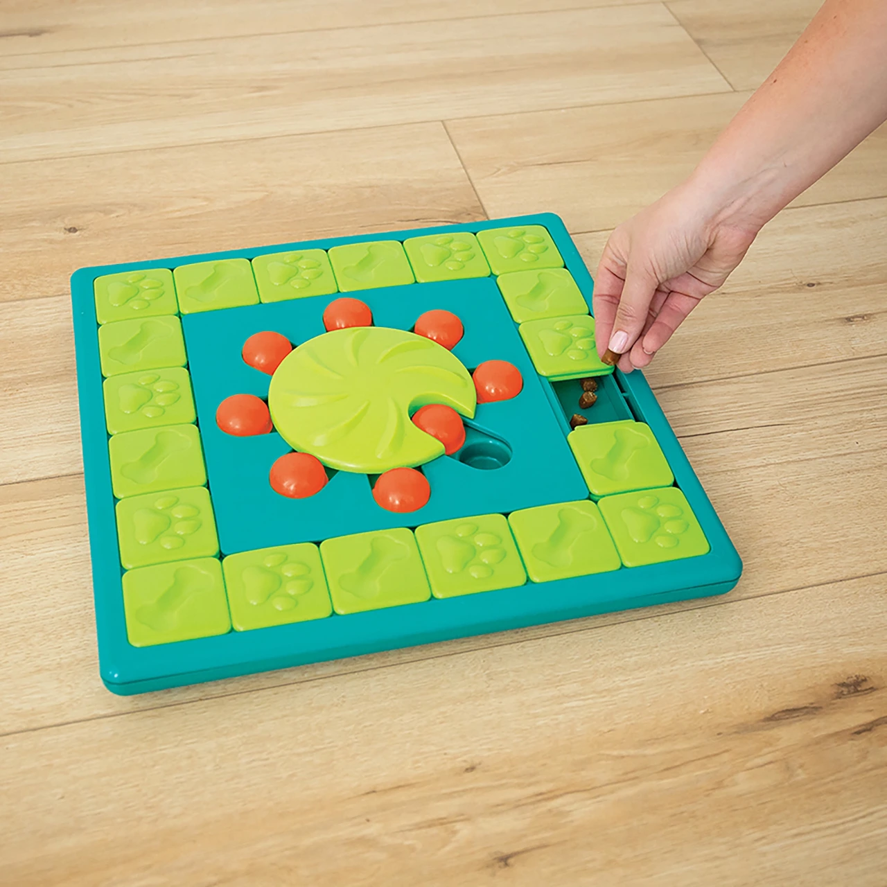 Nina Ottosson Multipuzzle Niveau 4 - udfordrende aktivitetslegetøj til hunde